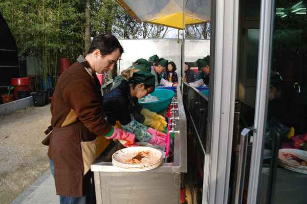 Hoằng Pháp Tự (Hongbeopsa) tổ chức văn hóa Kim Chi cho khách Quốc Tế