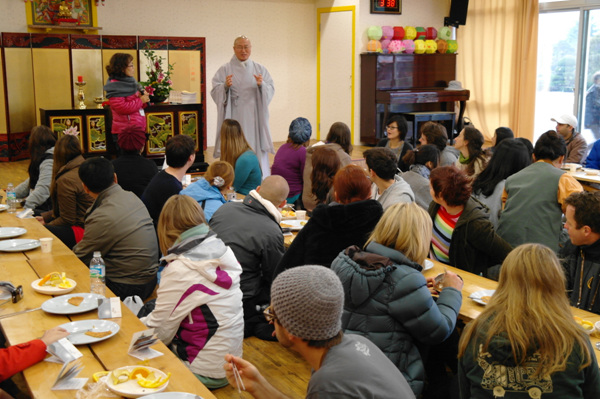 Hoằng Pháp Tự (Hongbeopsa) tổ chức văn hóa Kim Chi cho khách Quốc Tế