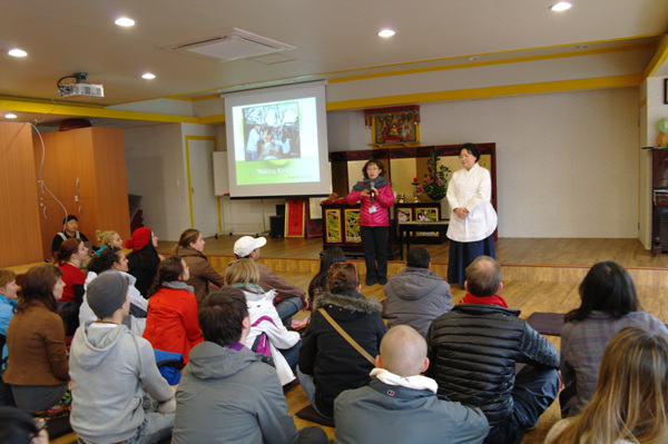 Hoằng Pháp Tự (Hongbeopsa) tổ chức văn hóa Kim Chi cho khách Quốc Tế