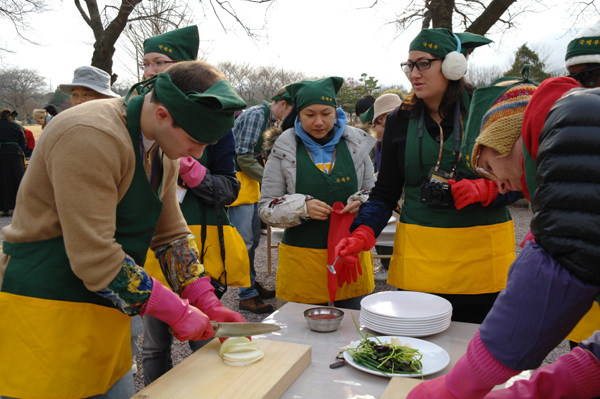 Hoằng Pháp Tự (Hongbeopsa) tổ chức văn hóa Kim Chi cho khách Quốc Tế