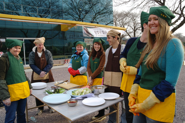 Hoằng Pháp Tự (Hongbeopsa) tổ chức văn hóa Kim Chi cho khách Quốc Tế