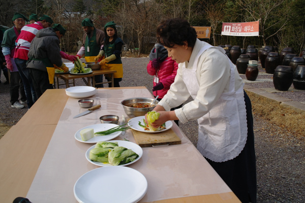 Hoằng Pháp Tự (Hongbeopsa) tổ chức văn hóa Kim Chi cho khách Quốc Tế