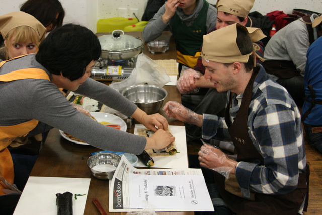 Văn hóa PG Korea tuần này cho khách Quốc tế làm Cơm Rong biển (Kimbap)