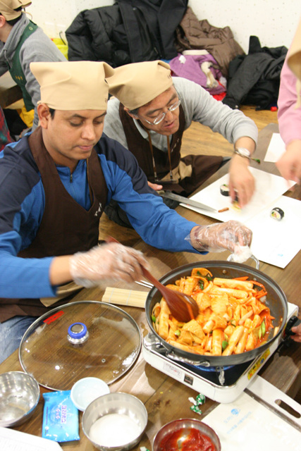 Văn hóa PG Korea tuần này cho khách Quốc tế làm Cơm Rong biển (Kimbap)