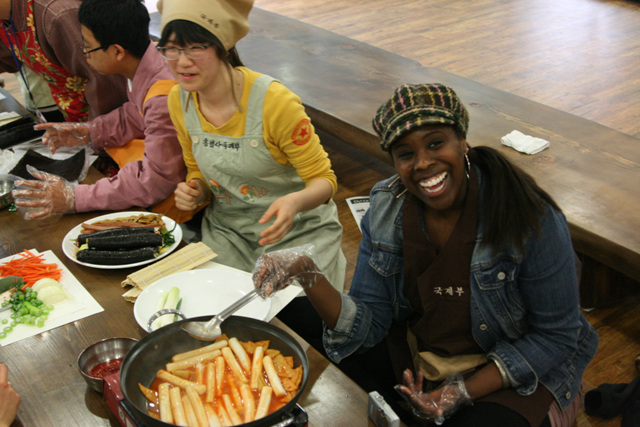 Văn hóa PG Korea tuần này cho khách Quốc tế làm Cơm Rong biển (Kimbap)