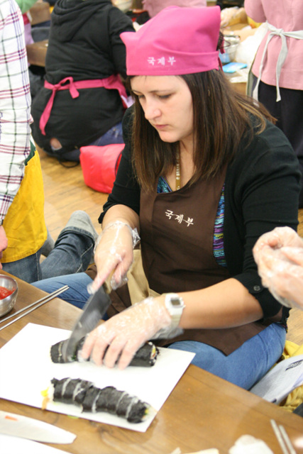 Văn hóa PG Korea tuần này cho khách Quốc tế làm Cơm Rong biển (Kimbap)