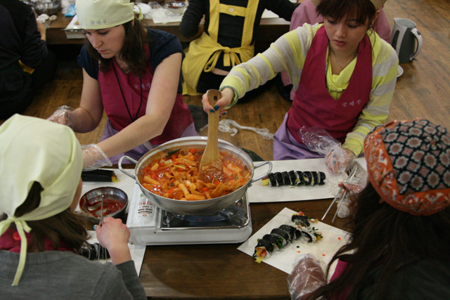 Văn hóa PG Korea tuần này cho khách Quốc tế làm Cơm Rong biển (Kimbap)