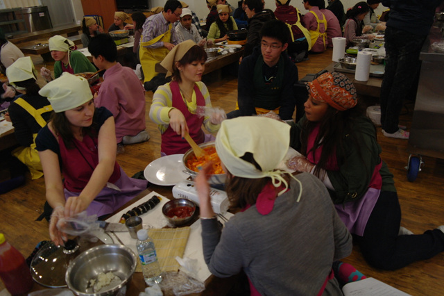 Văn hóa PG Korea tuần này cho khách Quốc tế làm Cơm Rong biển (Kimbap)