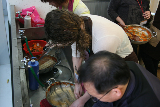 Văn hóa PG Korea tuần này cho khách Quốc tế làm Cơm Rong biển (Kimbap)