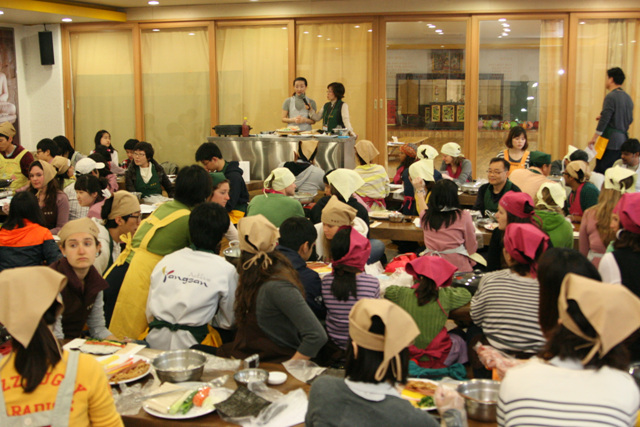 Văn hóa PG Korea tuần này cho khách Quốc tế làm Cơm Rong biển (Kimbap)