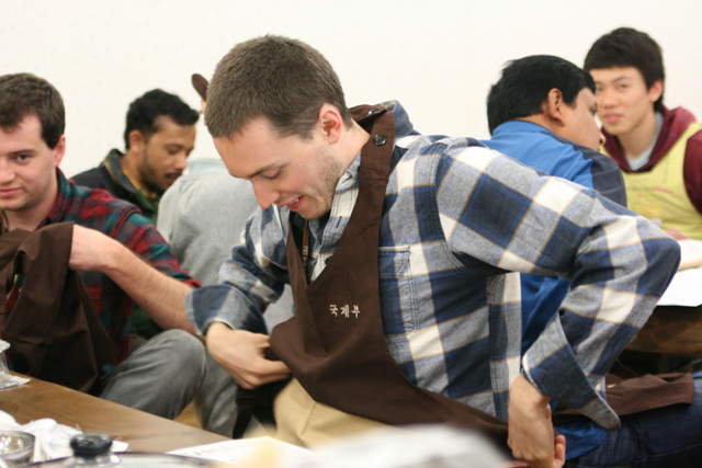 Văn hóa PG Korea tuần này cho khách Quốc tế làm Cơm Rong biển (Kimbap)