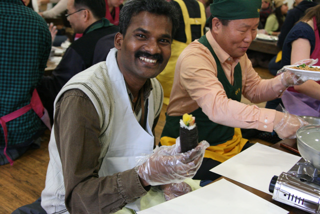 Văn hóa PG Korea tuần này cho khách Quốc tế làm Cơm Rong biển (Kimbap)