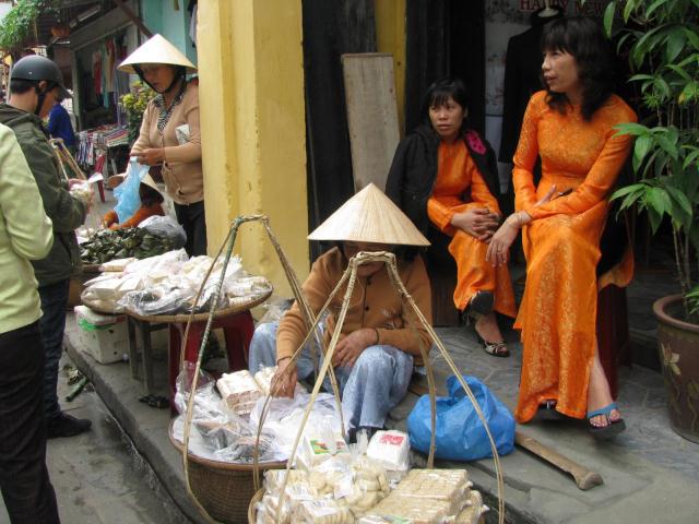 Dòng người lễ chùa, xin xăm đông ngẹt mấy tuyến phố