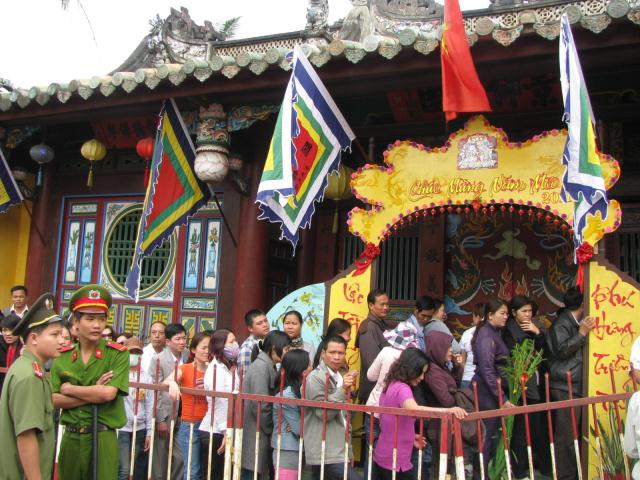 Dòng người lễ chùa, xin xăm đông ngẹt mấy tuyến phố