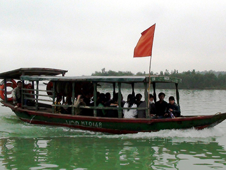 Chùa Hương Tích tấp nập khách thập phương