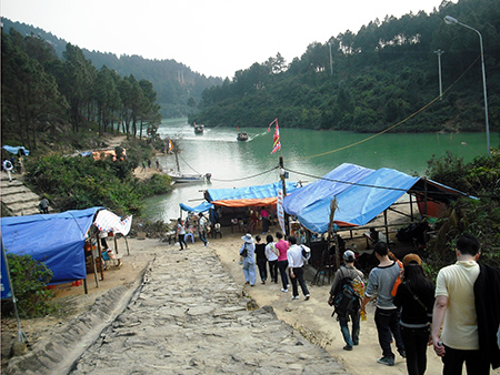 Chùa Hương Tích tấp nập khách thập phương