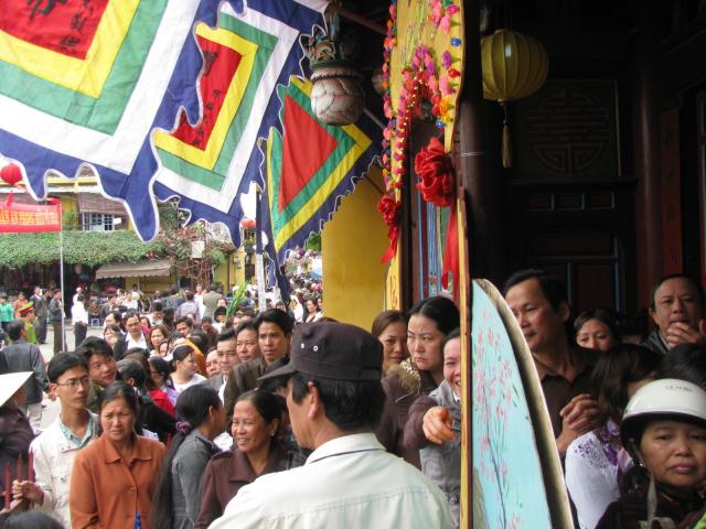 Dòng người lễ chùa, xin xăm đông ngẹt mấy tuyến phố
