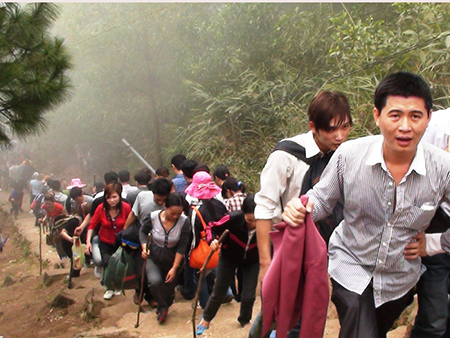Chùa Hương Tích tấp nập khách thập phương