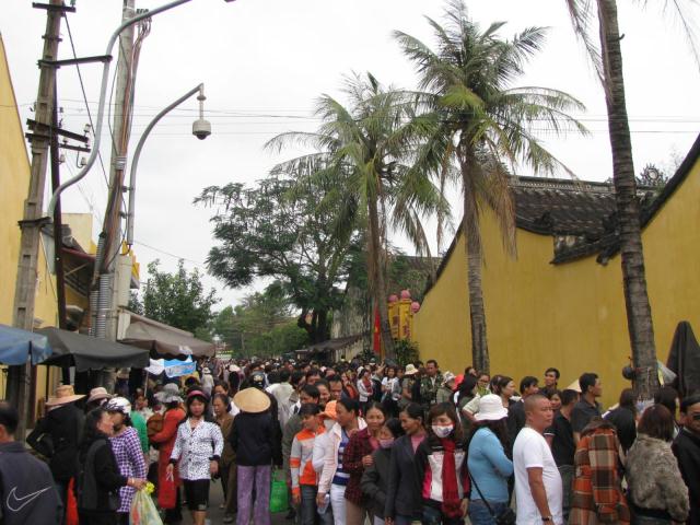Dòng người lễ chùa, xin xăm đông ngẹt mấy tuyến phố