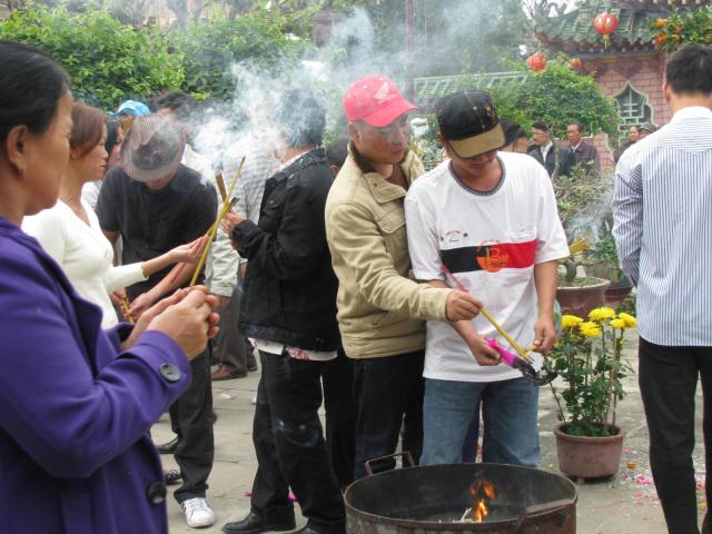 Dòng người lễ chùa, xin xăm đông ngẹt mấy tuyến phố