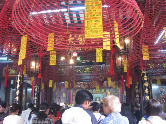 Dòng người lễ chùa, xin xăm đông ngẹt mấy tuyến phố