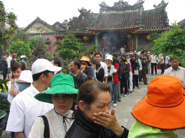 Dòng người lễ chùa, xin xăm đông ngẹt mấy tuyến phố
