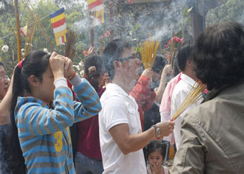 Đổ xô lễ chùa cầu duyên