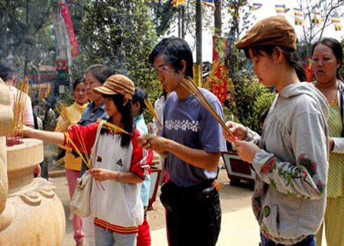Đổ xô lễ chùa cầu duyên