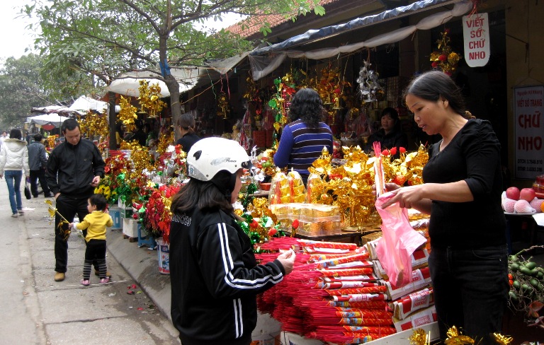 Tấp nập lên chùa cúng rằm tháng Giêng