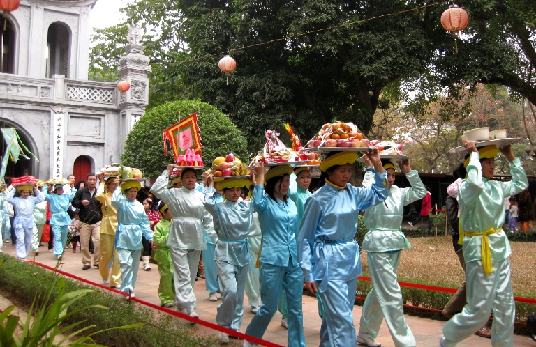 Tấp nập lên chùa cúng rằm tháng Giêng