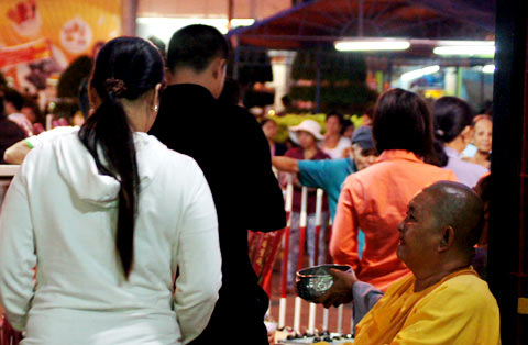 Sư giả ở lễ hội chùa Bà, Bình Dương
