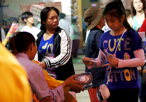 Sư giả ở lễ hội chùa Bà, Bình Dương