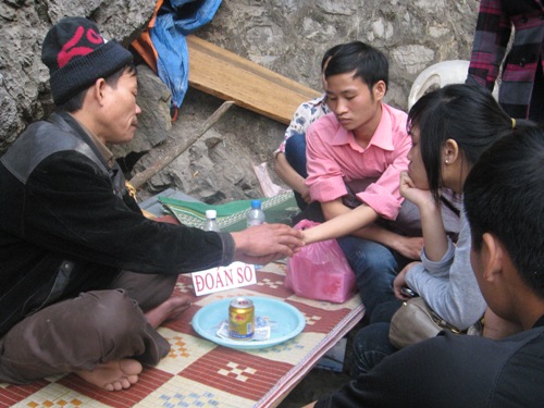 Trẩy hội chùa Hương, khốn khổ vì bị “chặt chém”