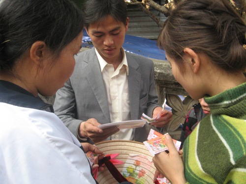Trẩy hội chùa Hương, khốn khổ vì bị “chặt chém”