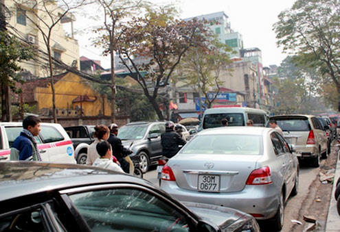 Đền, chùa đông nghịt khách đi lễ đầu năm