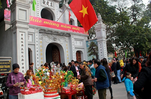 Đền, chùa đông nghịt khách đi lễ đầu năm
