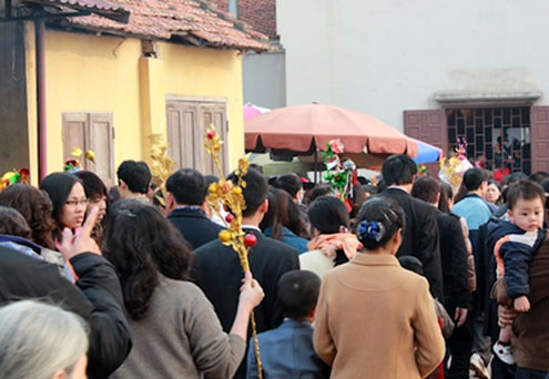 Đền, chùa đông nghịt khách đi lễ đầu năm