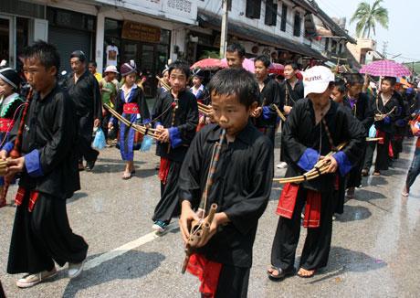 Lễ rước Phật ở thành Luang