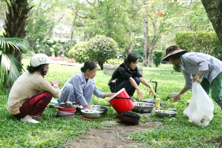 Theo chân sư cô, sư thầy đi thi tốt nghiệp THPT