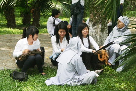 Theo chân sư cô, sư thầy đi thi tốt nghiệp THPT