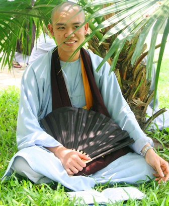 Theo chân sư cô, sư thầy đi thi tốt nghiệp THPT