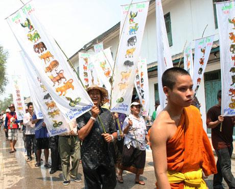 Lễ rước Phật ở thành Luang