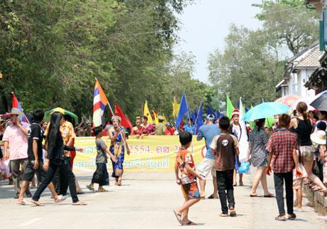 Lễ rước Phật ở thành Luang