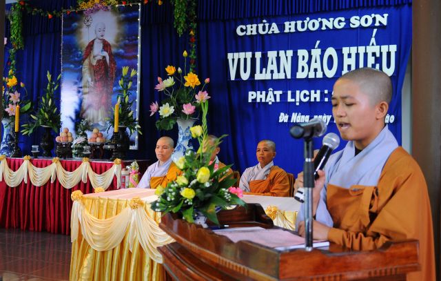 Chùm ảnh : Hơn 1000 Phật tử dự Đại lễ Vu Lan tại chùa Hương Sơn - Đà Nẵng