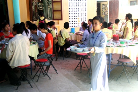 Huế: Ni cô, phật tử mướt mồ hôi phục vụ cơm chay miễn phí cho sĩ tử