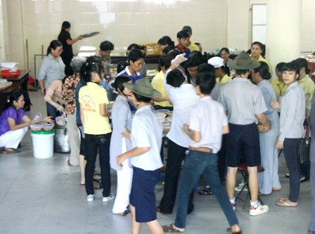 Huế: Ni cô, phật tử mướt mồ hôi phục vụ cơm chay miễn phí cho sĩ tử