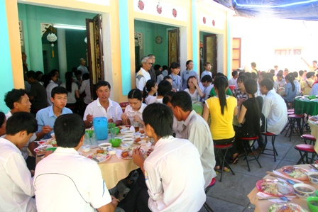 Huế: Ni cô, phật tử mướt mồ hôi phục vụ cơm chay miễn phí cho sĩ tử