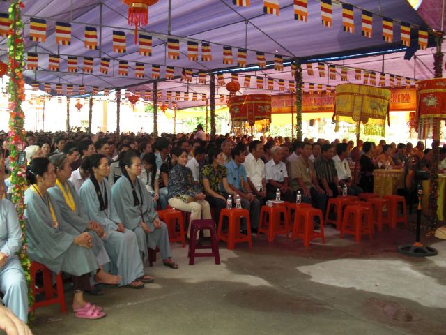 Quảng Ninh: 1000 Tăng Ni và Phật tử dự lễ Vu Lan và dâng Pháp Y tại chùa Xuân Lan