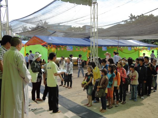 Khóa Tu Mùa Hè tại Bình Định Ngày Đầu Với Hội Cắm Hoa Dâng Phật