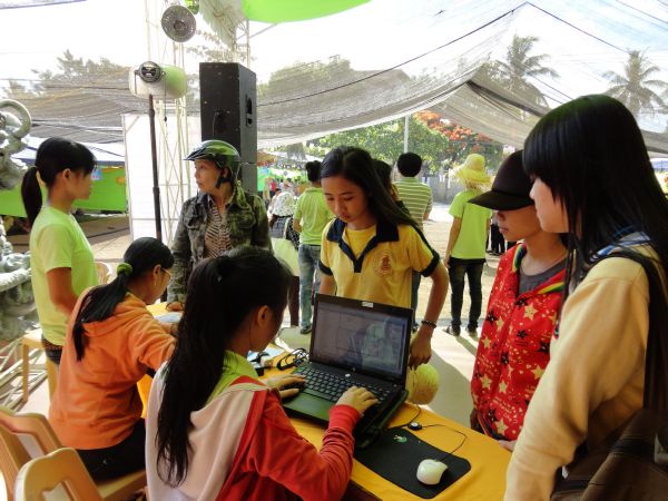 Khóa Tu Mùa Hè tại Bình Định Ngày Đầu Với Hội Cắm Hoa Dâng Phật